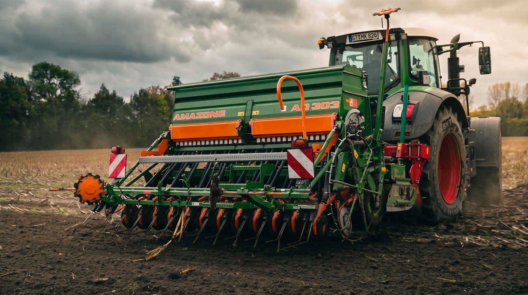 Fendt-Traktor mit Amazone-Sämaschine auf dem Acker